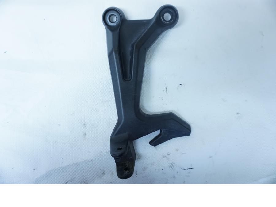 Framsidan på Fotpinnefäste från en Kawasaki Ninja 650 -2018 motorcykel.