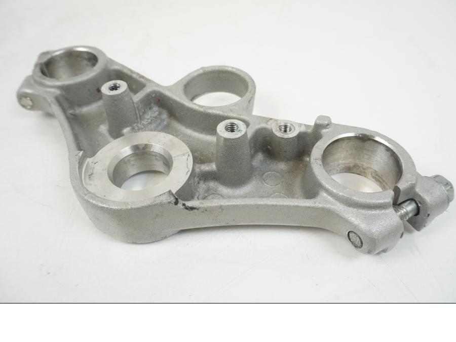 Snett nerifrån på Gaffelkrona från en Honda CBR 125 R -2006 motorcykel.