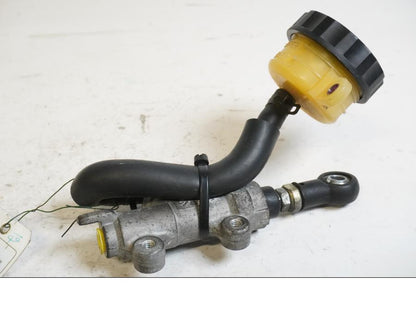 Framsidan på Bromshuvudcylinder från en Honda CBR 900 RR -2002 motorcykel.