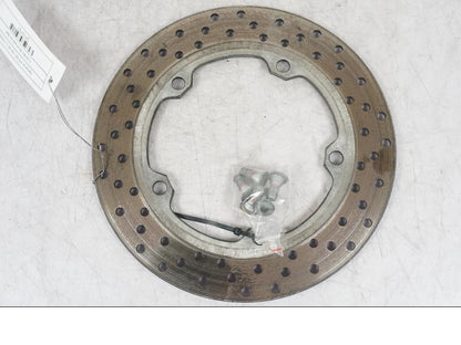 Snett uppifrån på Bromsskiva från en Yamaha MT-09 -2016 motorcykel.