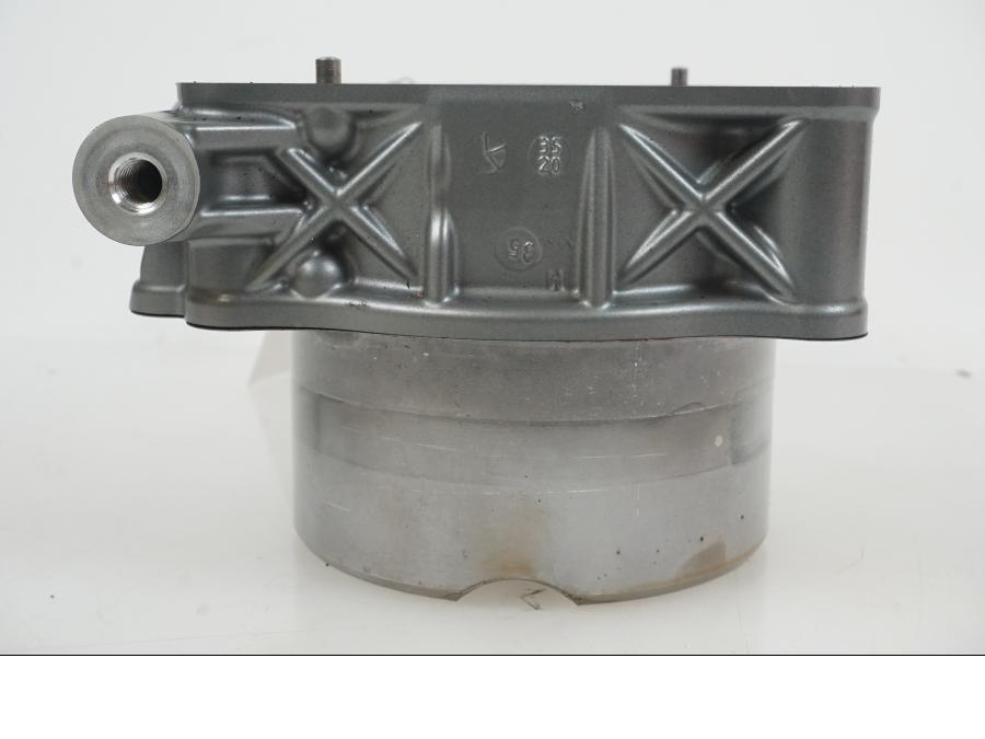 Snett uppifrån på Cylinder från en KTM 1290 Super Duke R -2021 motorcykel.