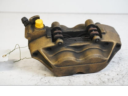 Baksidan på Bromsok från en Honda CBR 900 RR -2000 motorcykel.