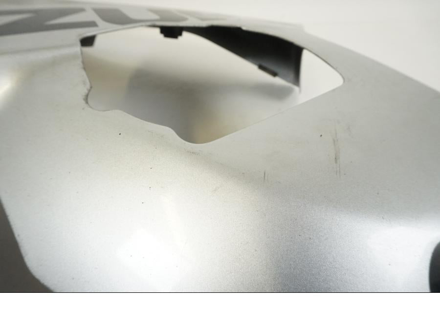 Snett nerifrån på Sidkåpa från en Suzuki GSX-R 1000 -2003 motorcykel.