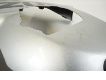 Snett nerifrån på Sidkåpa från en Suzuki GSX-R 1000 -2003 motorcykel.
