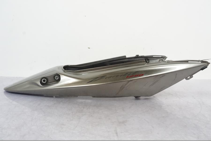 Baksidan på Bakvinge från en Suzuki GSF 1250 -2010 motorcykel.