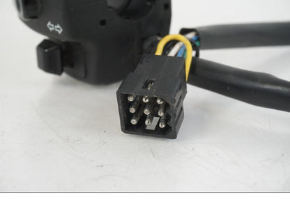 Snett uppifrån på Styrelreglage från en AJP PR7 -2021 motorcykel.