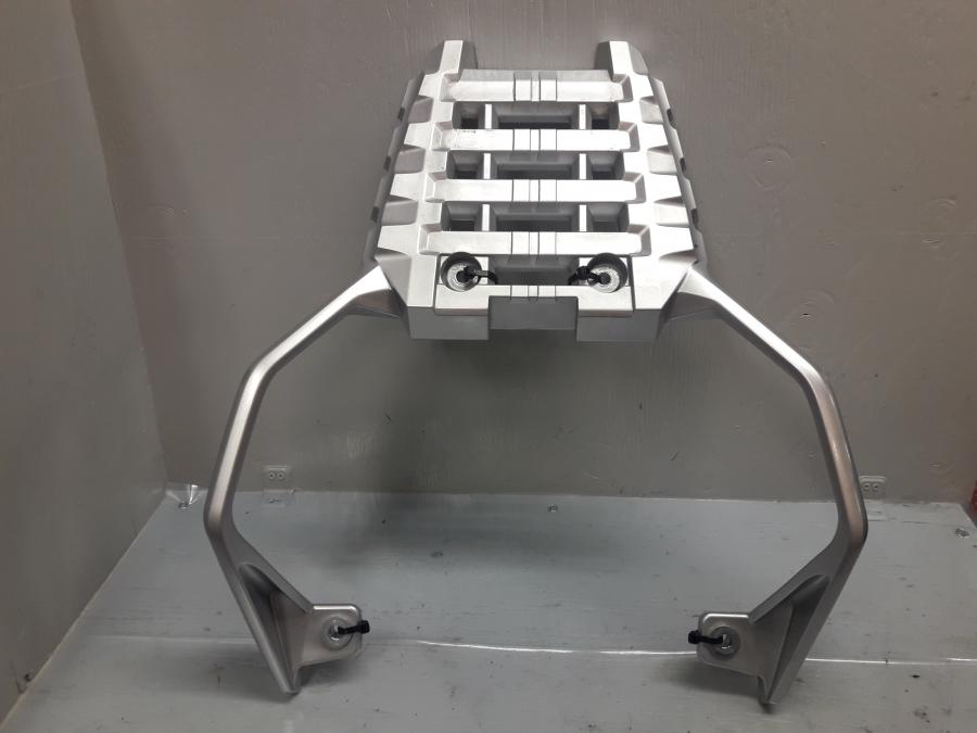 Framsidan på Pakethållare från en Suzuki DL 1000 -2018 motorcykel.