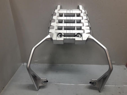 Framsidan på Pakethållare från en Suzuki DL 1000 -2018 motorcykel.