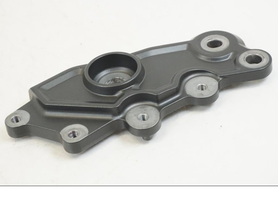 Höger sida på Fotpinnefäste inre från en Yamaha YZF R7 -2022 motorcykel.