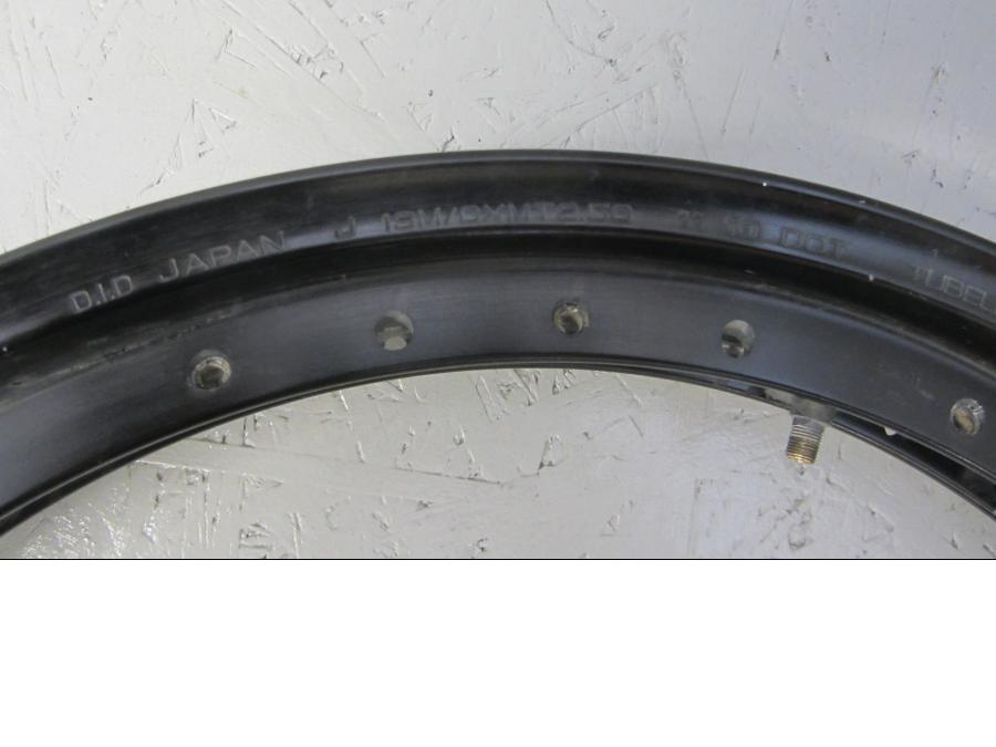 Baksidan på Fälg från en Yamaha XT 1200 Z -2013 motorcykel.