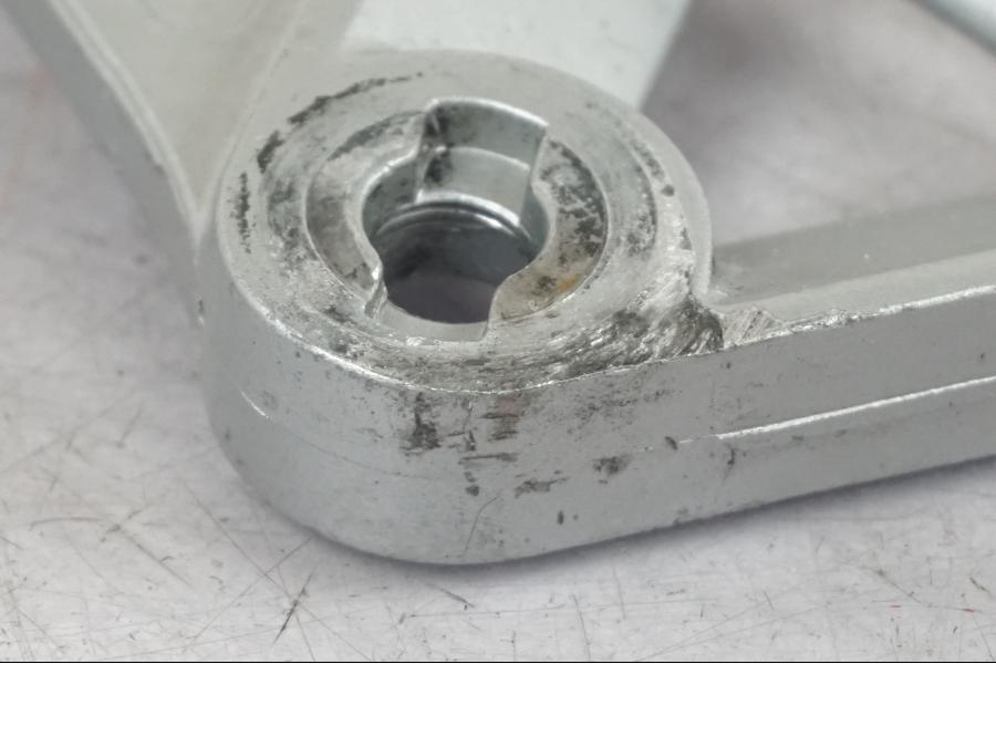 Vänster sida på Fotpinnefäste inre från en Suzuki SV 650 -1999 motorcykel.