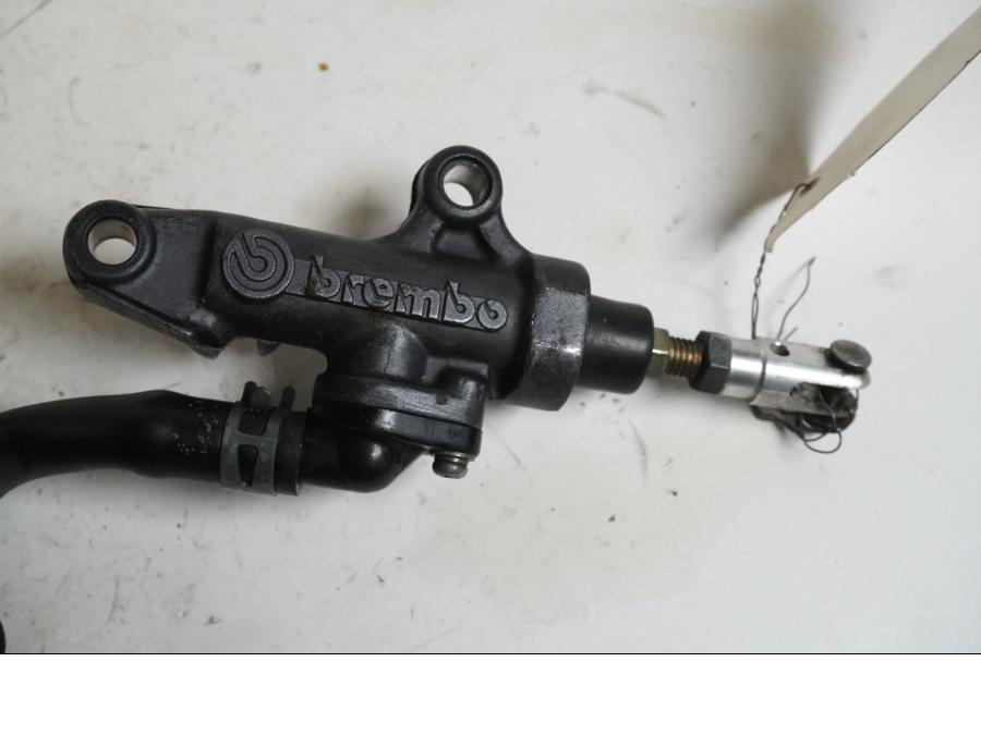 Vänster sida på Bromshuvudcylinder från en Yamaha YZF R6 -1999 motorcykel.