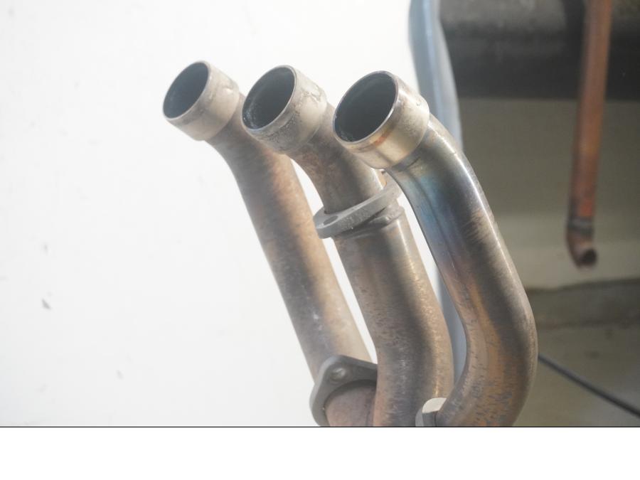 Baksidan på Grenrör från en Triumph Tiger 800 -2011 motorcykel.