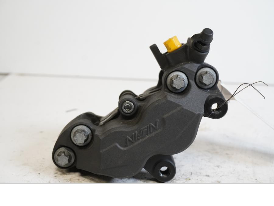 Framsidan på <p>Bromsok höger fram från Kawasaki Z 800 ABS 2014.</p>

<p>Nissin, 4-kolvs ok.</p> motorcykel.