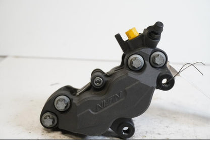 Framsidan på <p>Bromsok höger fram från Kawasaki Z 800 ABS 2014.</p>

<p>Nissin, 4-kolvs ok.</p> motorcykel.