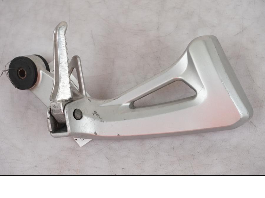 Framsidan på Fotpinne från en Suzuki SV 650 -1999 motorcykel.