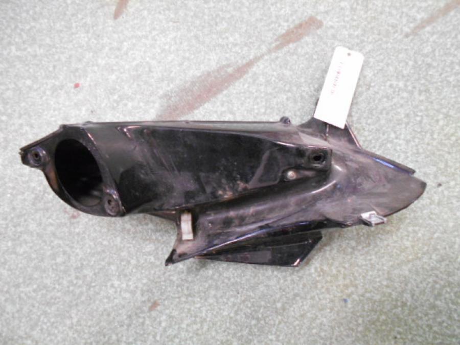 Höger sida på Luftrör från en Aprilia RSV 1000 -2003 motorcykel.