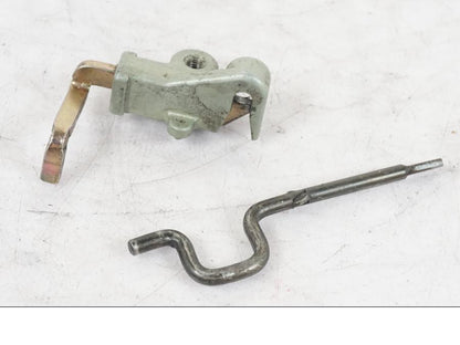 Framsidan på Sadellåsmekanism från en Honda CBR 1000 F -1989 motorcykel.