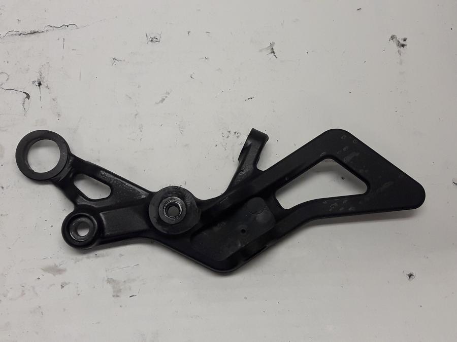 Framsidan på Fotpinnefäste från en KTM 690 Duke -2013 motorcykel.