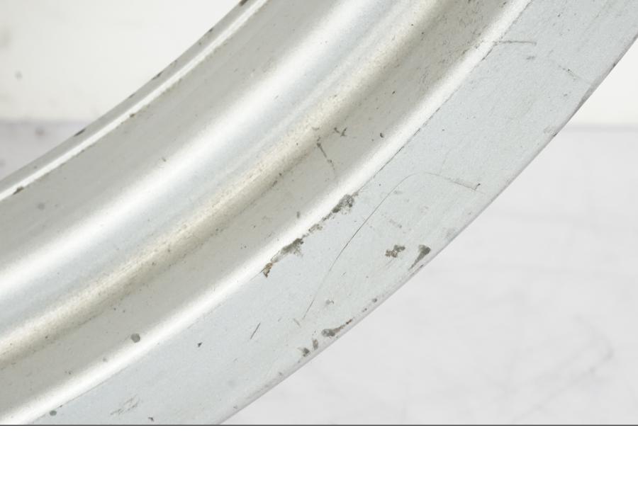 Snett uppifrån på Fälg från en BMW K 1100 LT -1999 motorcykel.