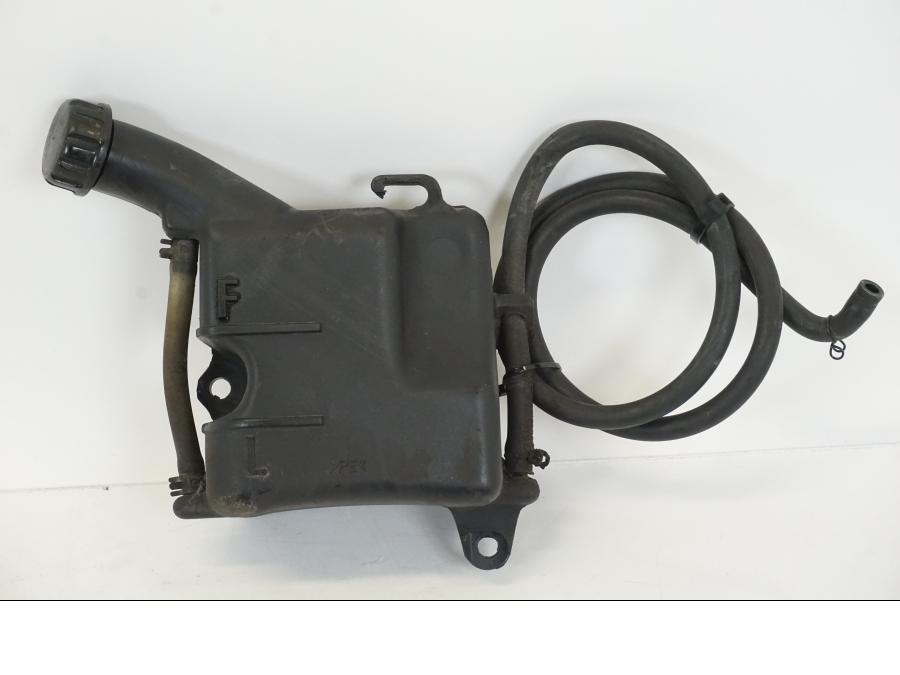 Vänster sida på Vattenxpansionskärl från en Kawasaki VN 800 -2000 motorcykel.