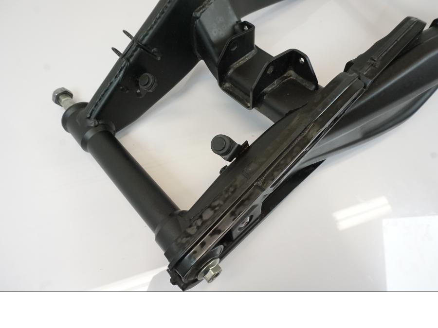 Vänster sida på Sving från en Triumph Trident -2021 motorcykel.