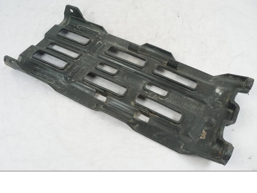 Snett nerifrån på Hasplåt från en Suzuki LTA 750 XP E -2009 motorcykel.