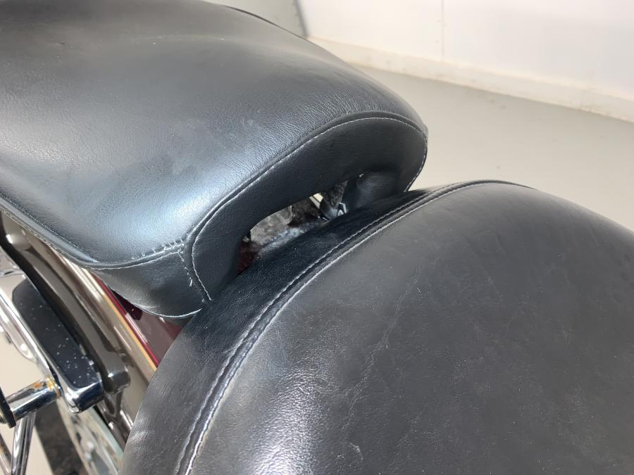 Baksidan på Sadel från en Yamaha XV 1600 -2001 motorcykel.