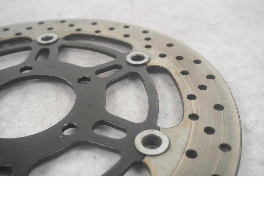 Vänster sida på Bromsskiva från en Suzuki SV 650 -2003 motorcykel.