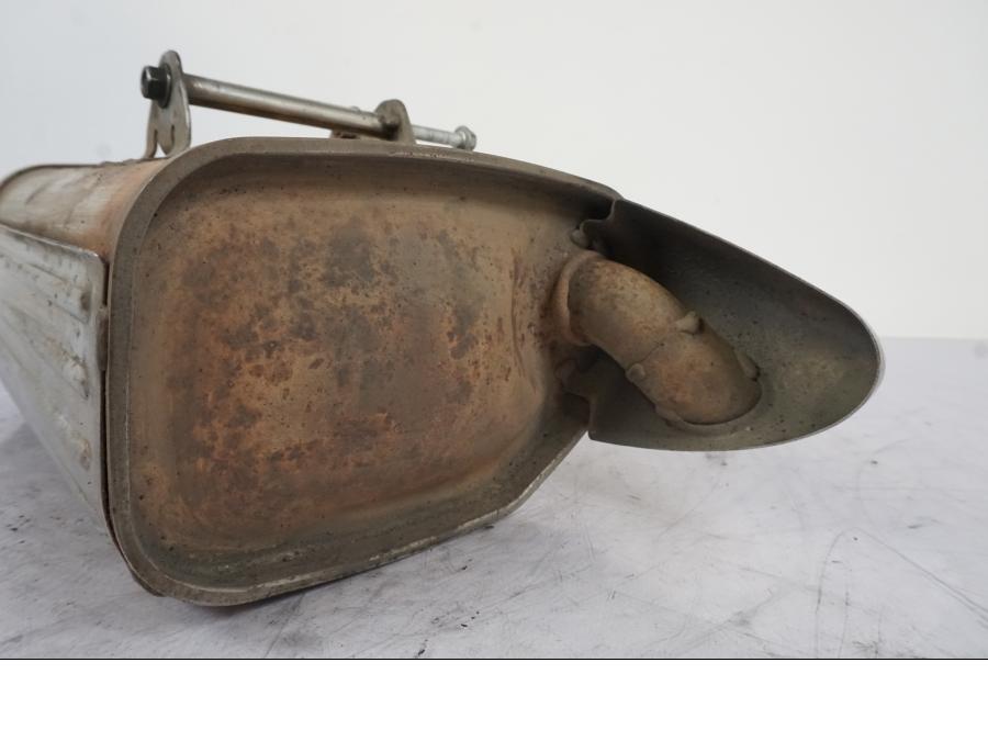 Snett nerifrån på Ljuddämpare från en Kawasaki ER-6F -2010 motorcykel.