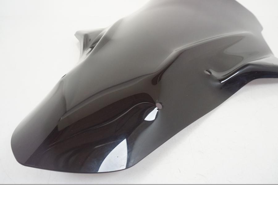 Snett uppifrån på Vindruta från en Kawasaki ER-6F -2016 motorcykel.