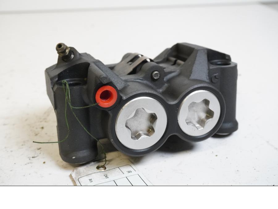 Framsidan på Bromsok från en Yamaha MT-01 -2005 motorcykel.