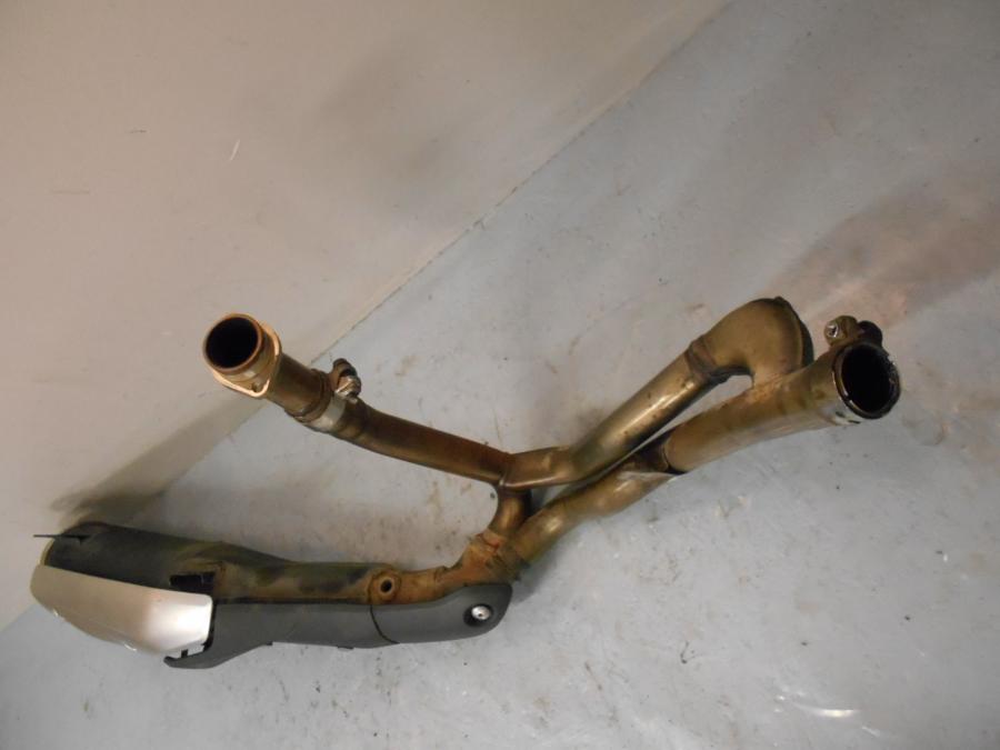 Vänster sida på Avgassystem från en Suzuki DL 650 -2013 motorcykel.