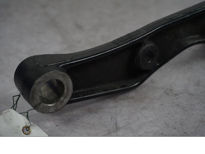 Snett nerifrån på Bromsoksfäste från en Suzuki VL 1500 -1998 motorcykel.