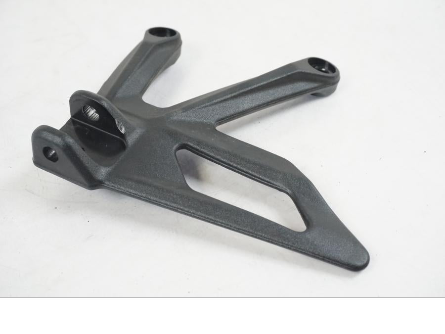 Baksidan på Fotpinnefäste från en KTM 1290 Super Duke R EVO -2023 motorcykel.