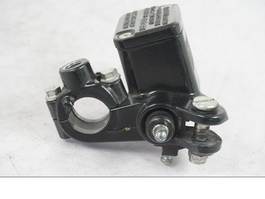 Snett uppifrån på Bromshuvudcylinder från en KTM 390 Duke -2018 motorcykel.