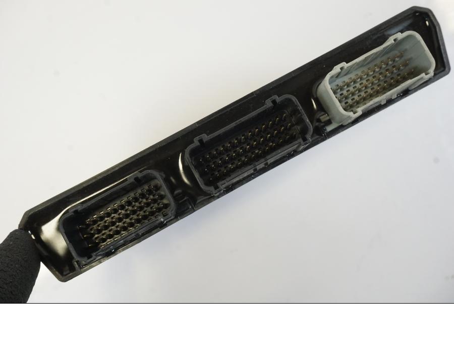 Vänster sida på CDI / ECU från en Triumph Speed Triple -2021 motorcykel.