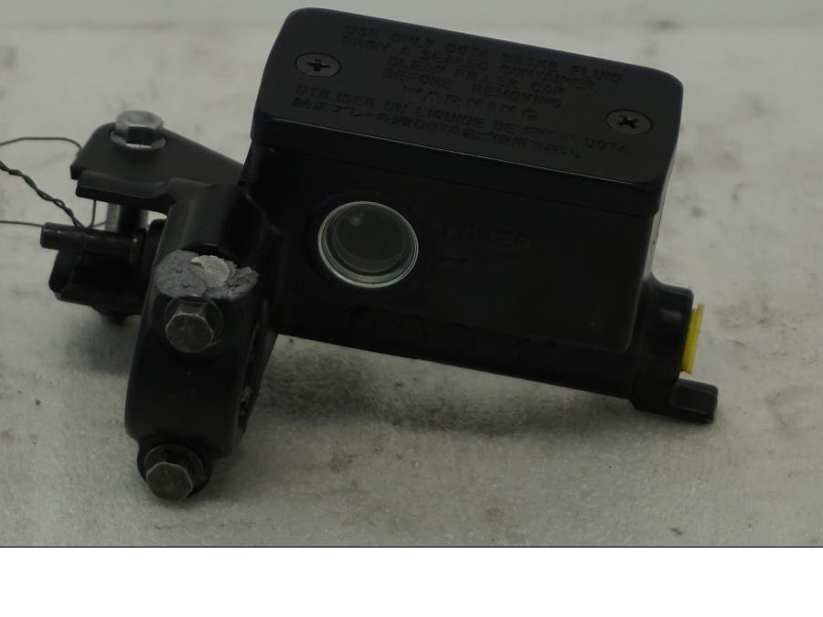 Baksidan på Kopplingshuvudcylinder från en Suzuki DL 1000 -2016 motorcykel.