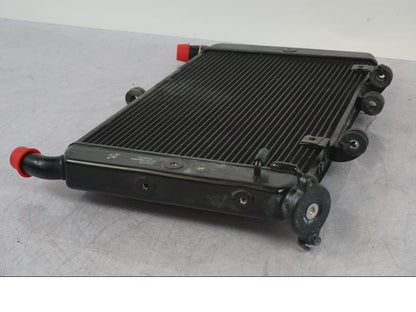 Höger sida på Vattenkyl från en Yamaha MT-09 SP -2018 motorcykel.