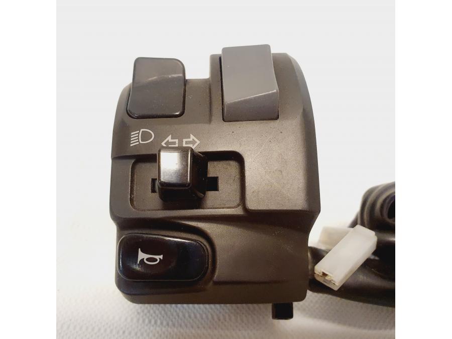 Vänster sida på Styrelreglage från en Kawasaki GTR 1400 -2008 motorcykel.