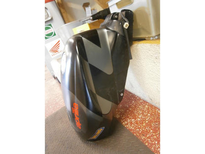 Baksidan på Bensintank från en Aprilia RSV 1000 R Tuono -2006 motorcykel.