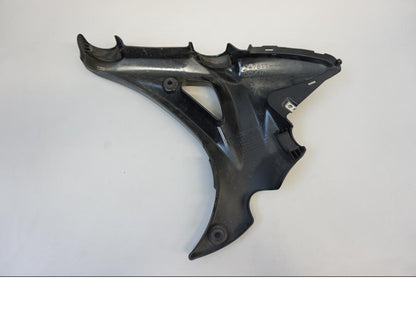 Baksidan på Ramplast från en Suzuki SFV 650 A Gladius -2012 motorcykel.