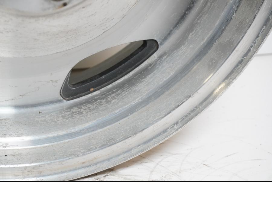 Höger sida på Fälg från en Suzuki VL 1500 -1998 motorcykel.