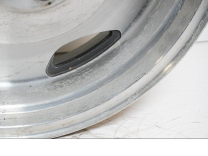 Höger sida på Fälg från en Suzuki VL 1500 -1998 motorcykel.