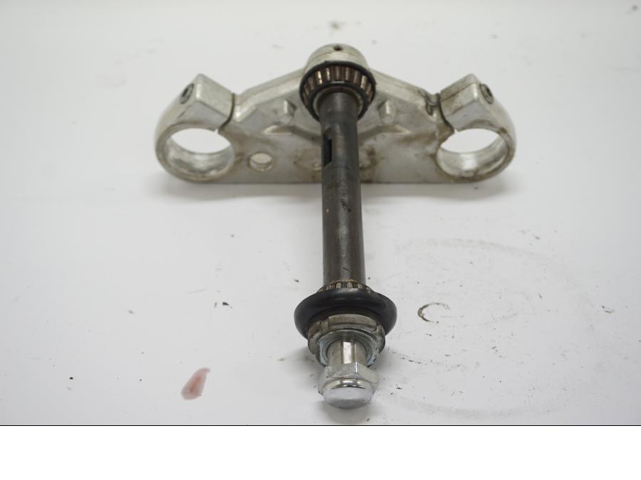 Baksidan på Gaffelkrona från en Suzuki VZ 800 -1998 motorcykel.