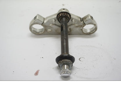 Baksidan på Gaffelkrona från en Suzuki VZ 800 -1998 motorcykel.