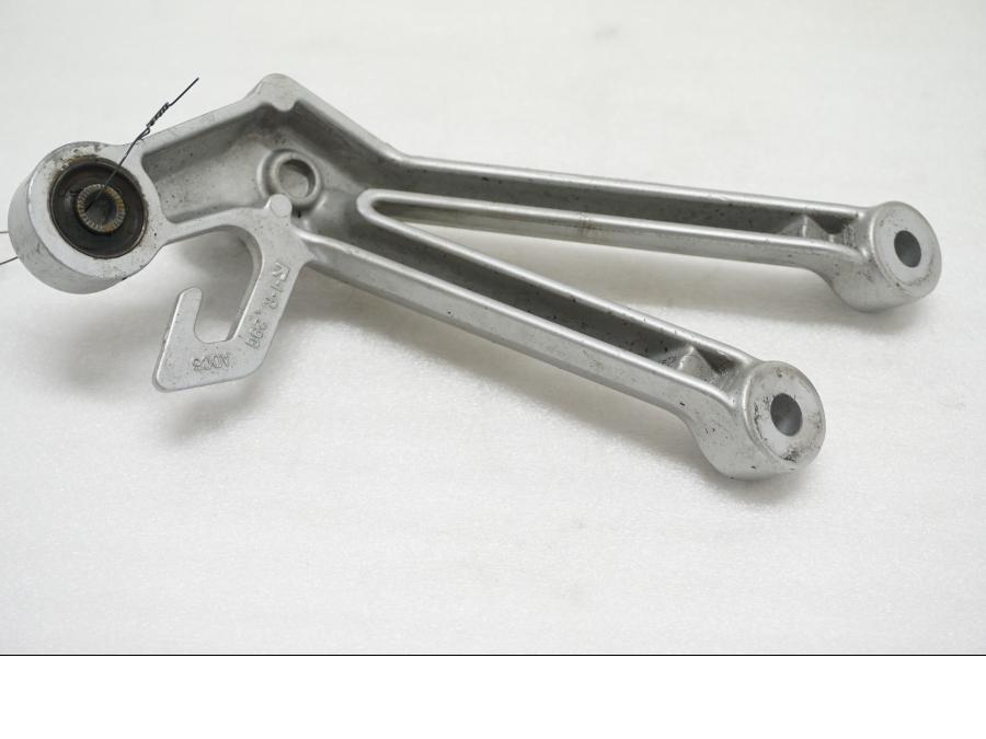 Baksidan på Fotpinnefäste från en Suzuki GSX-R 600 -2004 motorcykel.