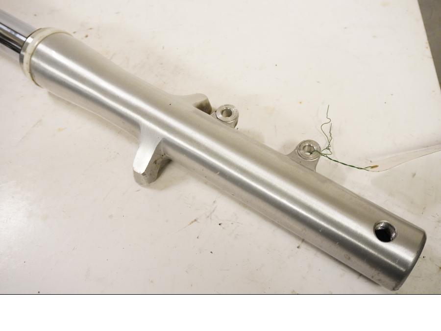 Baksidan på Gaffelben från en Yamaha XVS 1100 -2000 motorcykel.