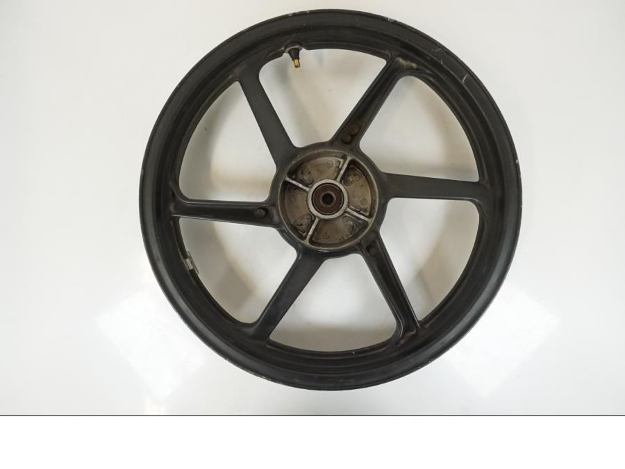 Snett uppifrån på Fälg från en Honda CBR 125 R -2006 motorcykel.