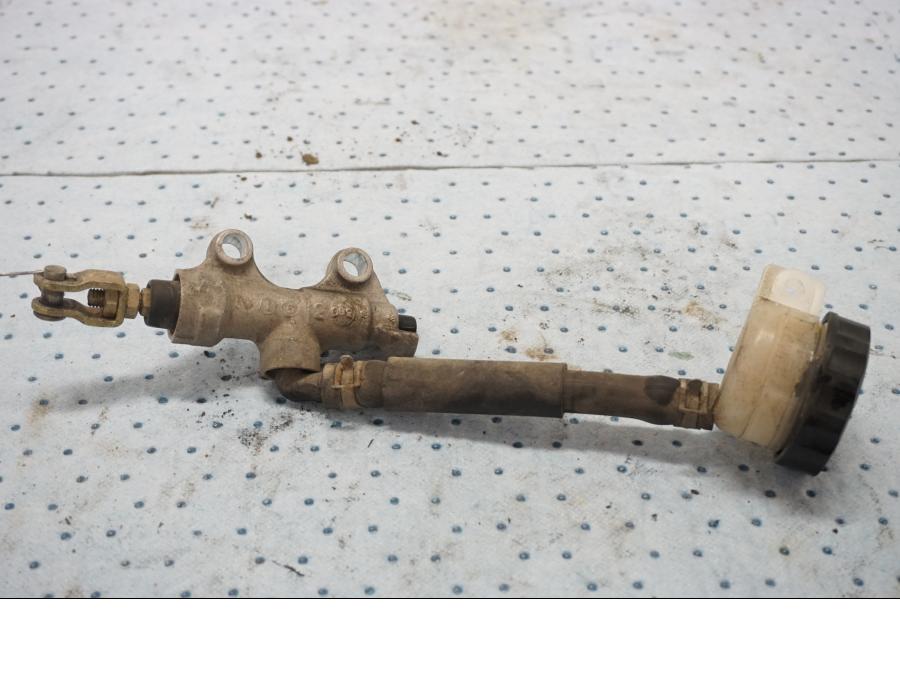 Baksidan på Bromshuvudcylinder från en Kawasaki ZX-6R -2000 motorcykel.